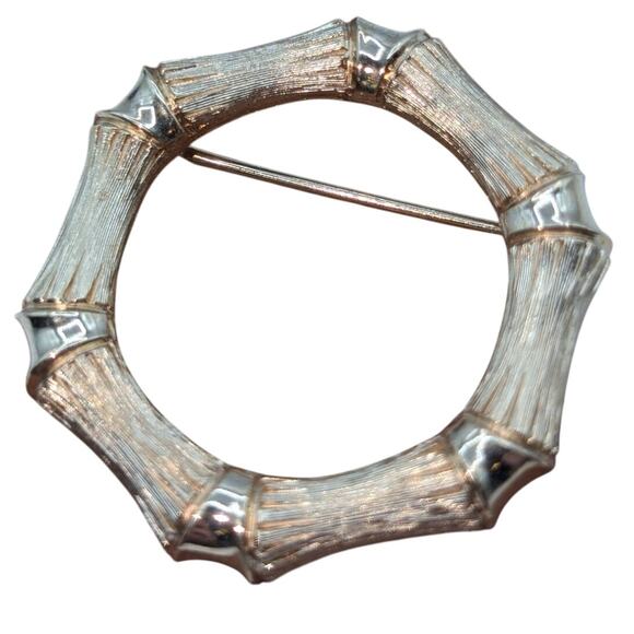 Vintage Avon Brushed & Polished Gold Tone Round  Brooch - Picture 1 of 4